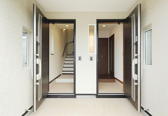 収納もたっぷりで安心、玄関を分けた二世帯の住まい　リノベーション　札幌　注文住宅　工務店　ハウスメーカー