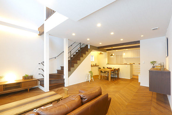 フレンチヘリンボーン無垢フローリング、レトロ感、インダストリアルなインテリア、長期優良リノベーションモデルハウス　札幌　注文住宅　工務店　ハウスメーカー