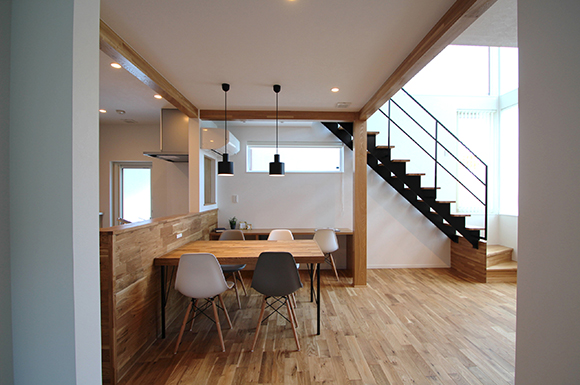 木板張り外壁　鉄骨階段　ナチュラル　無垢フローリング　新築　札幌　注文住宅　工務店　ハウスメーカー