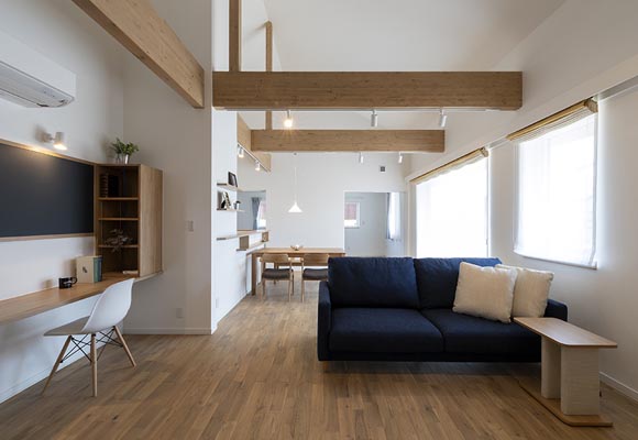 梁のある勾配天井が気持ちいい、外壁塗壁と三角屋根のかわいい平屋　新築・注文住宅完成見学会（現地orオンライン）